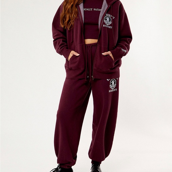 Meet your Posher, Jennifer @ Then & Again Fashions - Picture 14 of 15